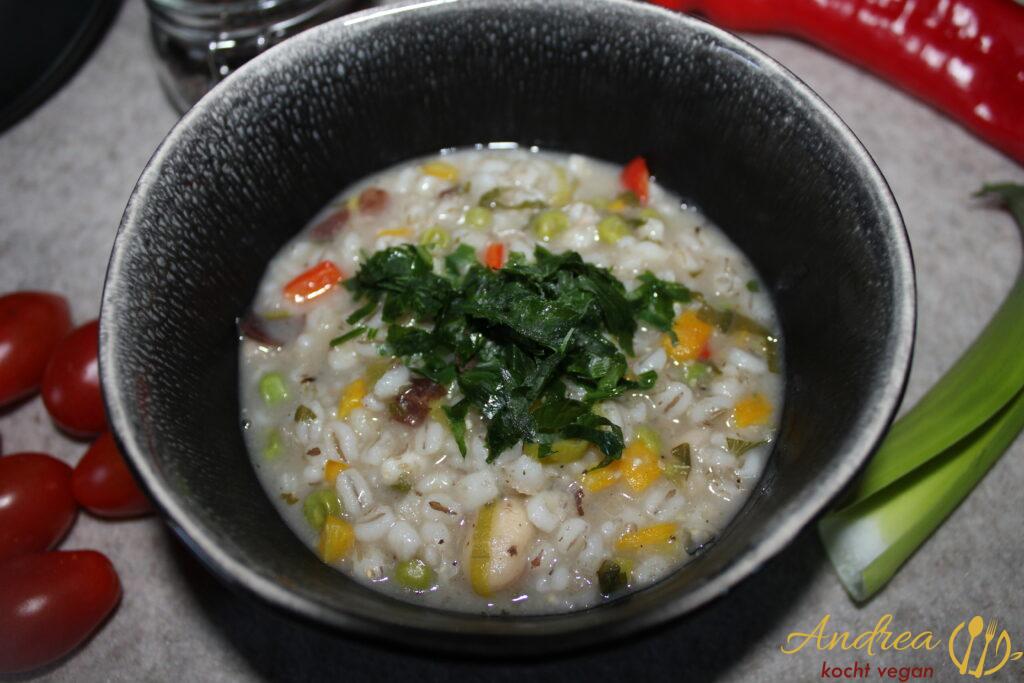 Gerstensuppe mit Bohnen und Paprika und Gemüse nach Geschmack