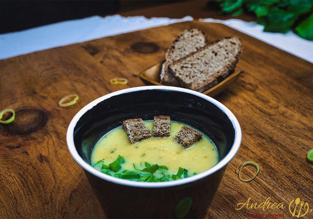 Selleriesuppe-mit-Lauchstreifen-und-Vollkornbrotwürfel©Andrea-Stigger