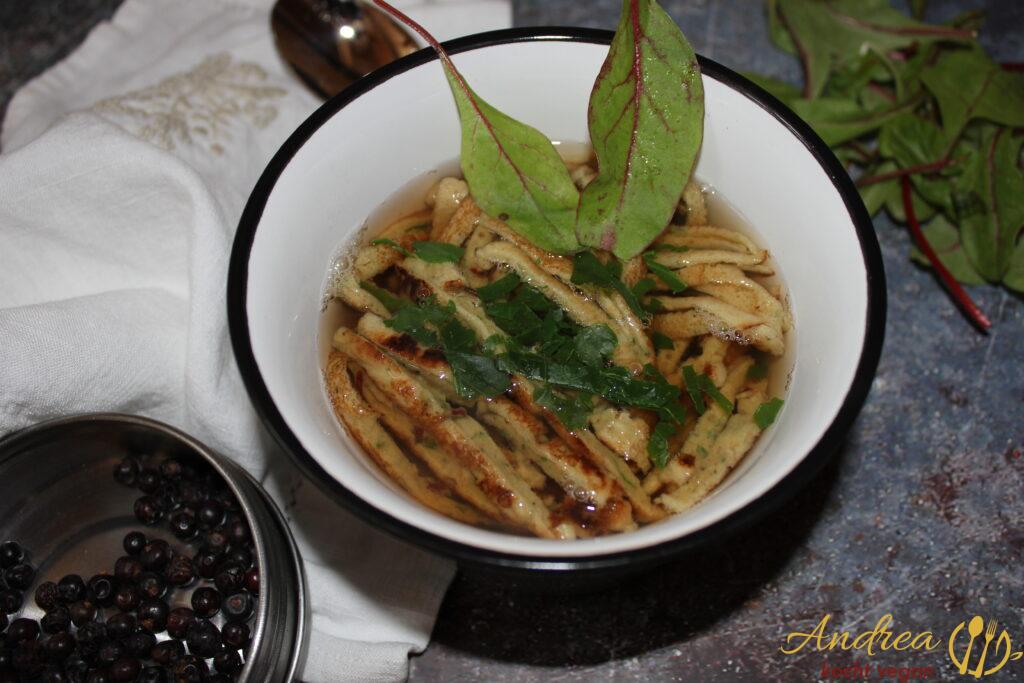 Gemüsebrühe mit Mangoldfrittaten