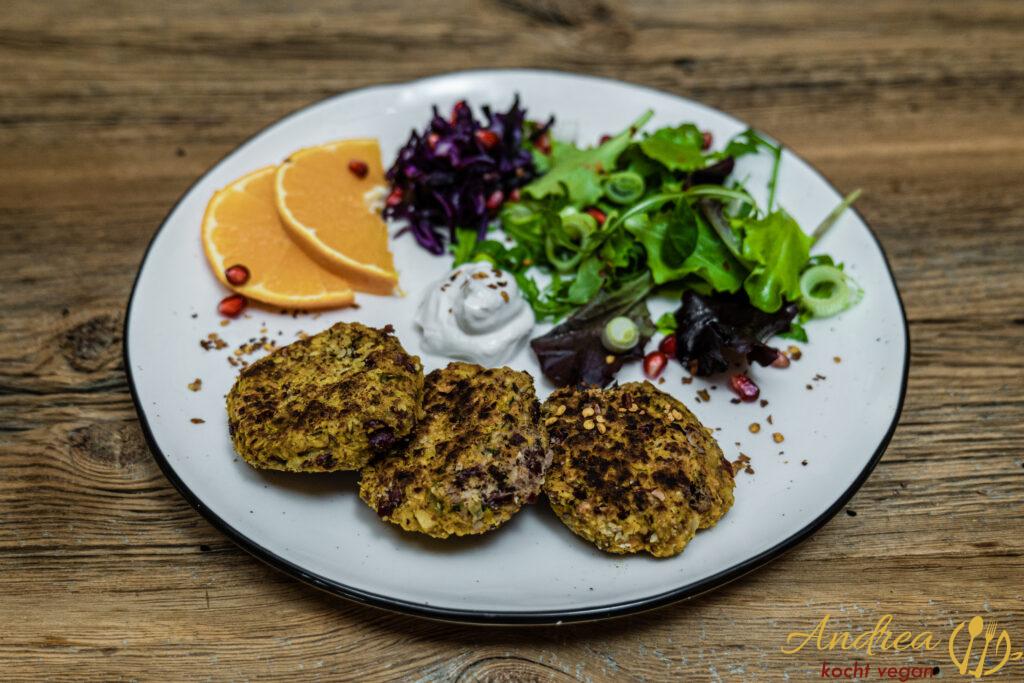 Bohnenburger mit veganem Sauerrahm und Salatvariation