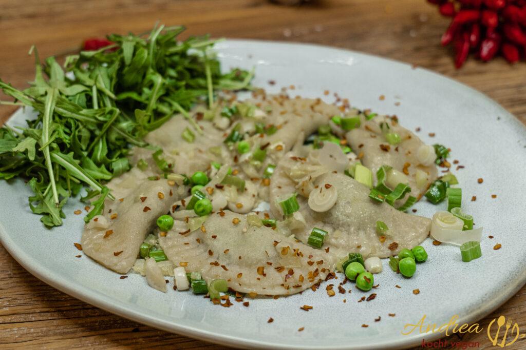 Ravioli mit Bärlauch-Mandelfülle auf veganer Frühlingzwiebel-Erbsen-Butter