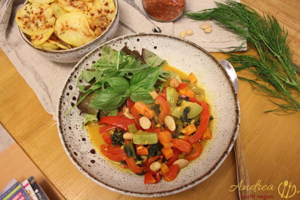 Leichtes Gemüsecurry mit Blattsalat, Erdnüssen und gebackenen Kartoffelscheiben