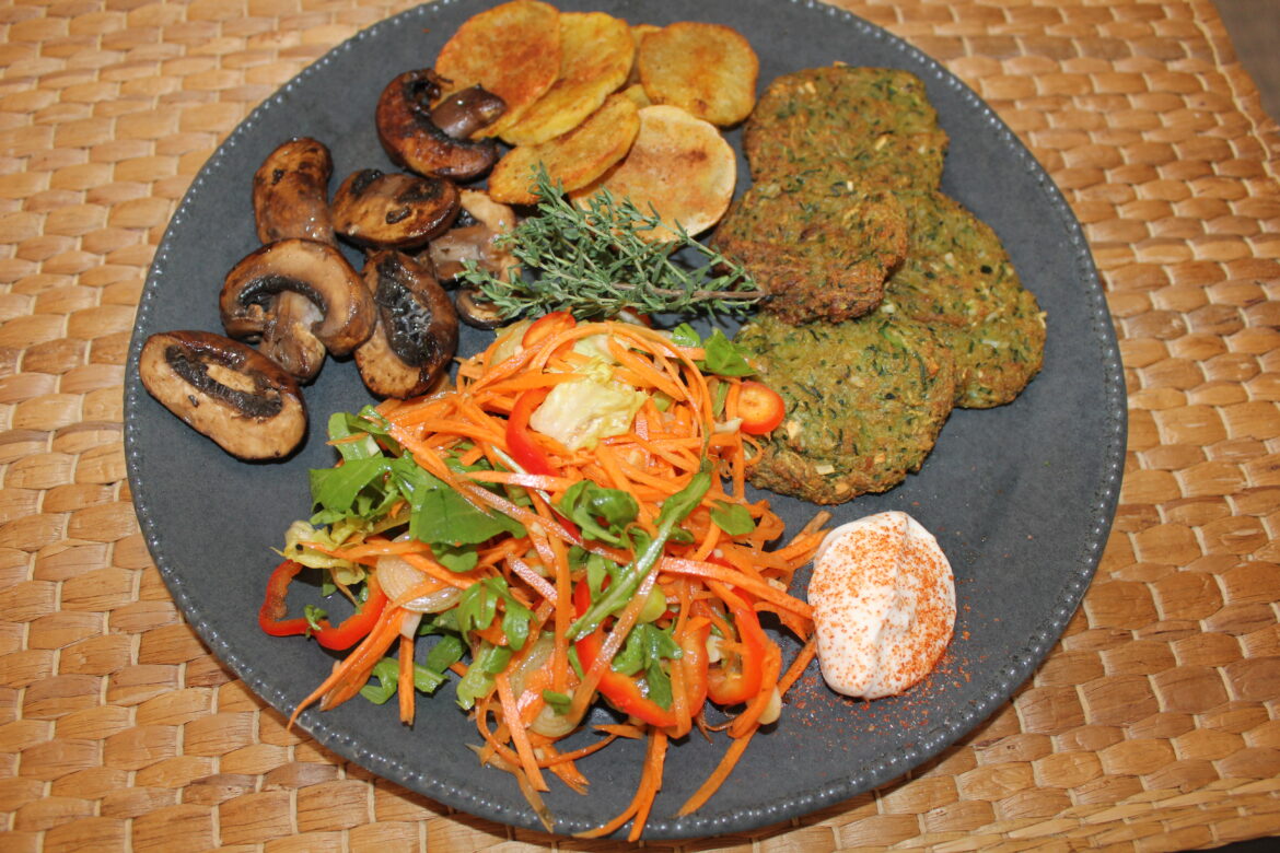 Zucchini-Taler mit Kartoffel-Chips, buntem Salat und Röstchampignon ...