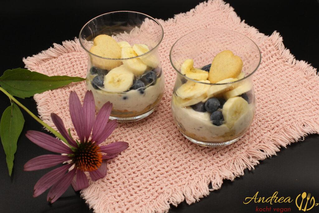 Bananencreme mit Heidelbeeren und Zitronenplätzchen