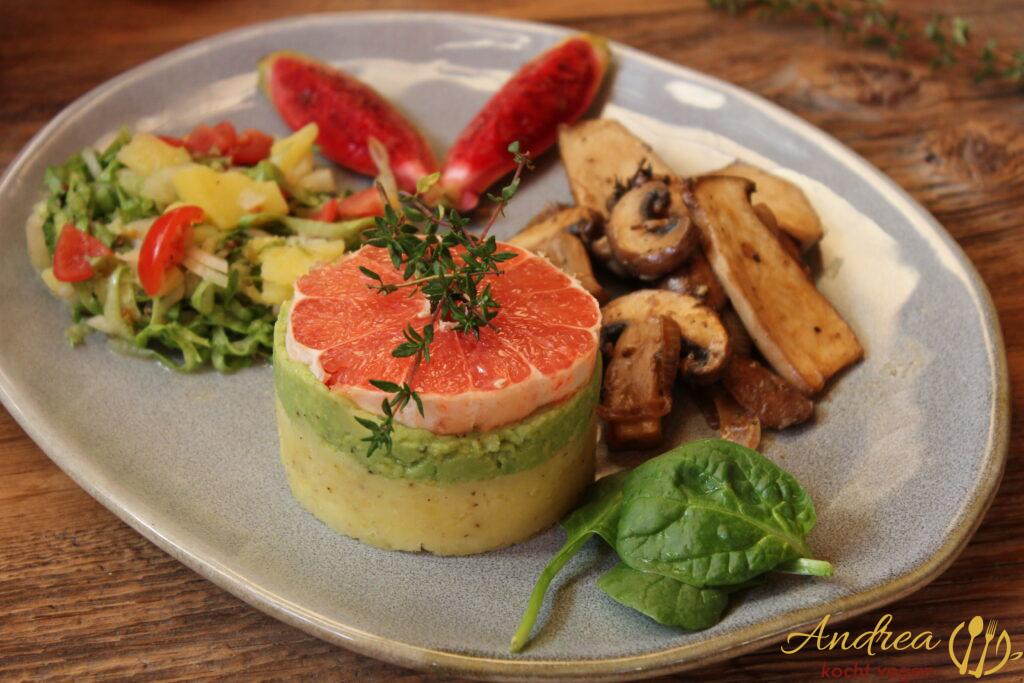 Pilze und Zwiebelstreifen mit Kartoffel-Avocado-Grapefruit Türmchen