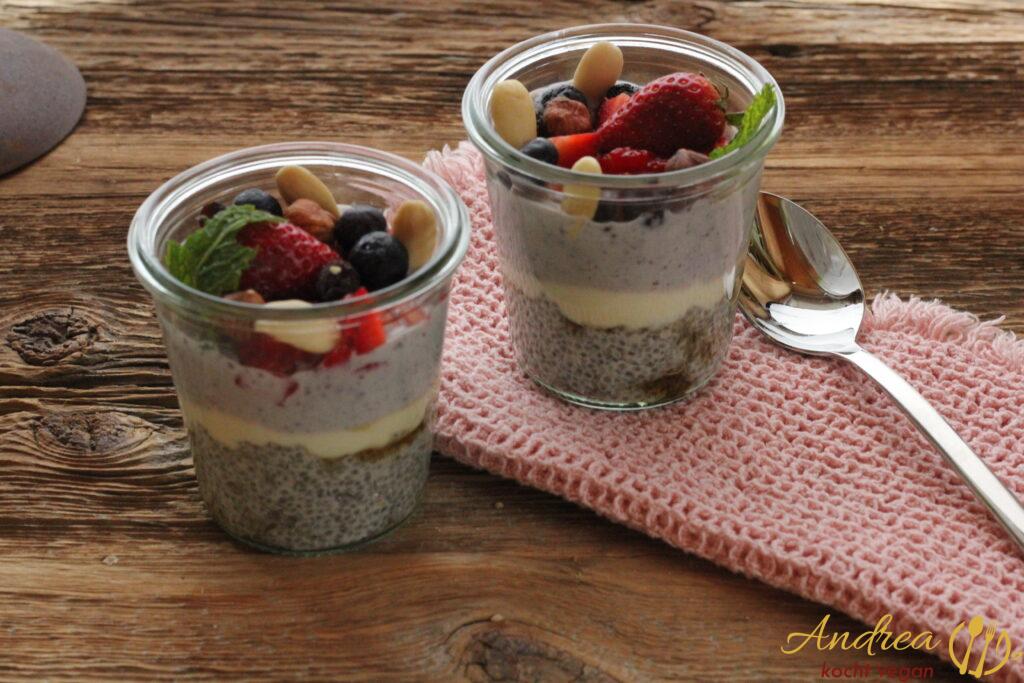 Chiapudding mit Acai-Seidentofucreme
