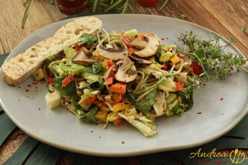 Kunterbunter Salat mit Soba-Nudeln