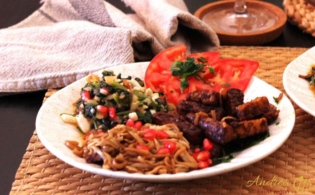Knuspriger Tempeh und Sobanudeln mit Mandelspinat