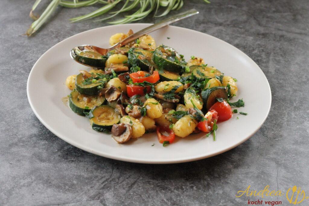 Gnocchi mit Zucchini, Champignons und Tomate