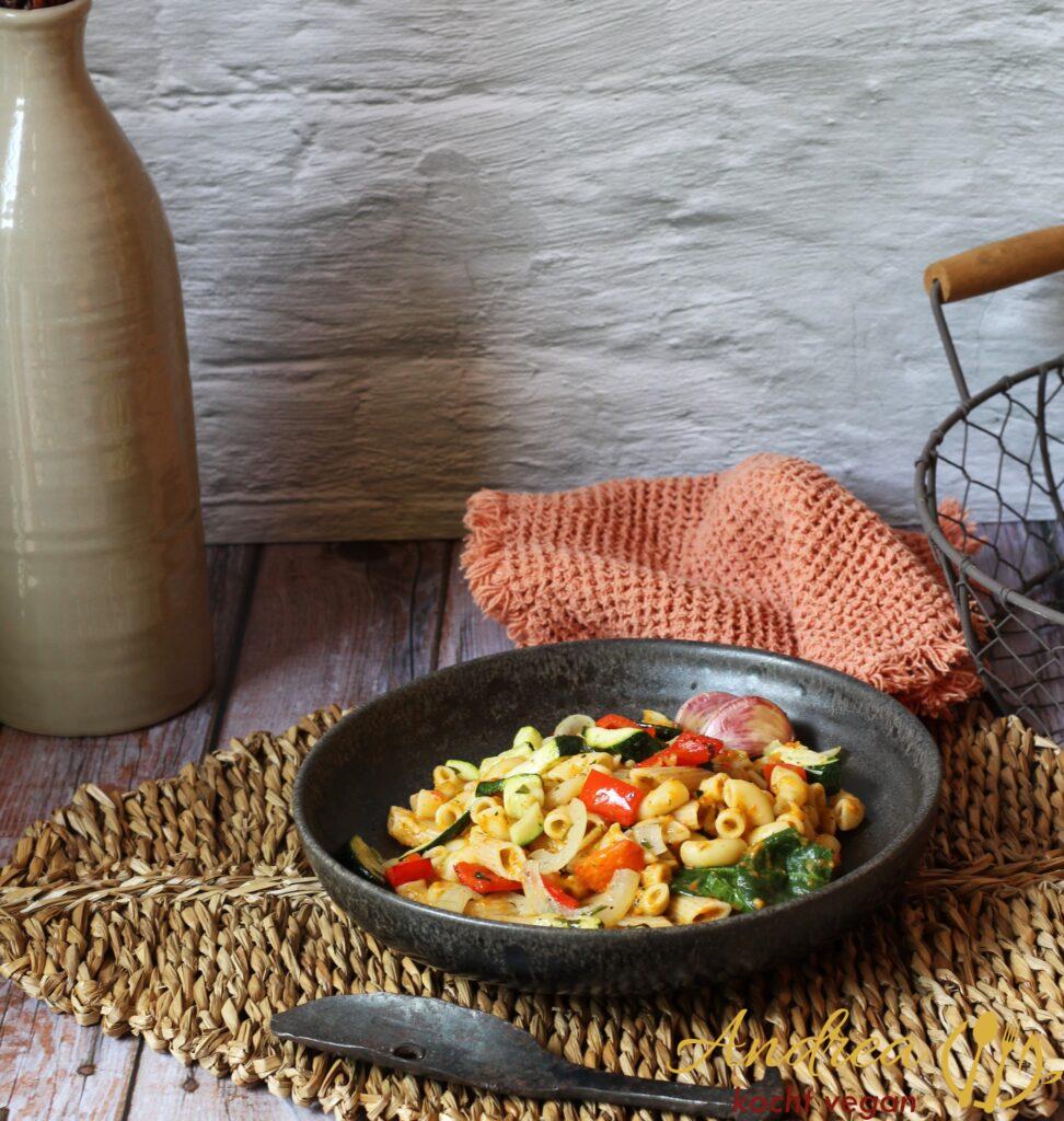 Vollkornhörnchen mit Ofengemüse