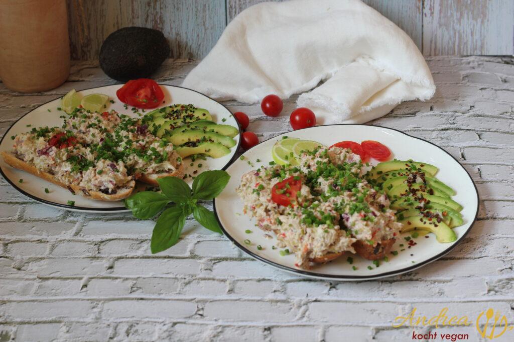 Thunvischsalat auf Olivenbrot