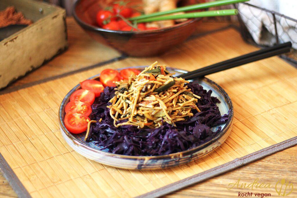 Rotkraut mit asiatischem Nudelgericht